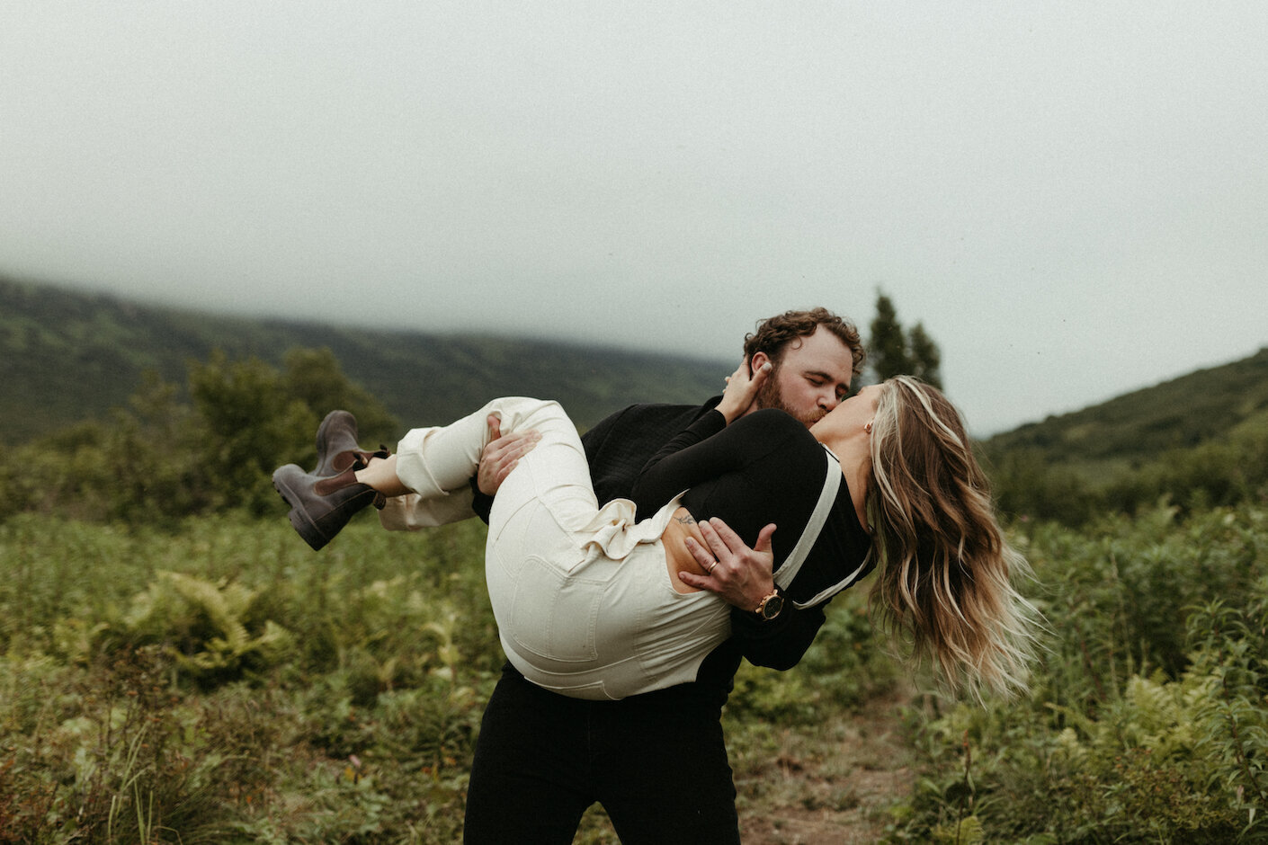 Man picking up woman and kissing her