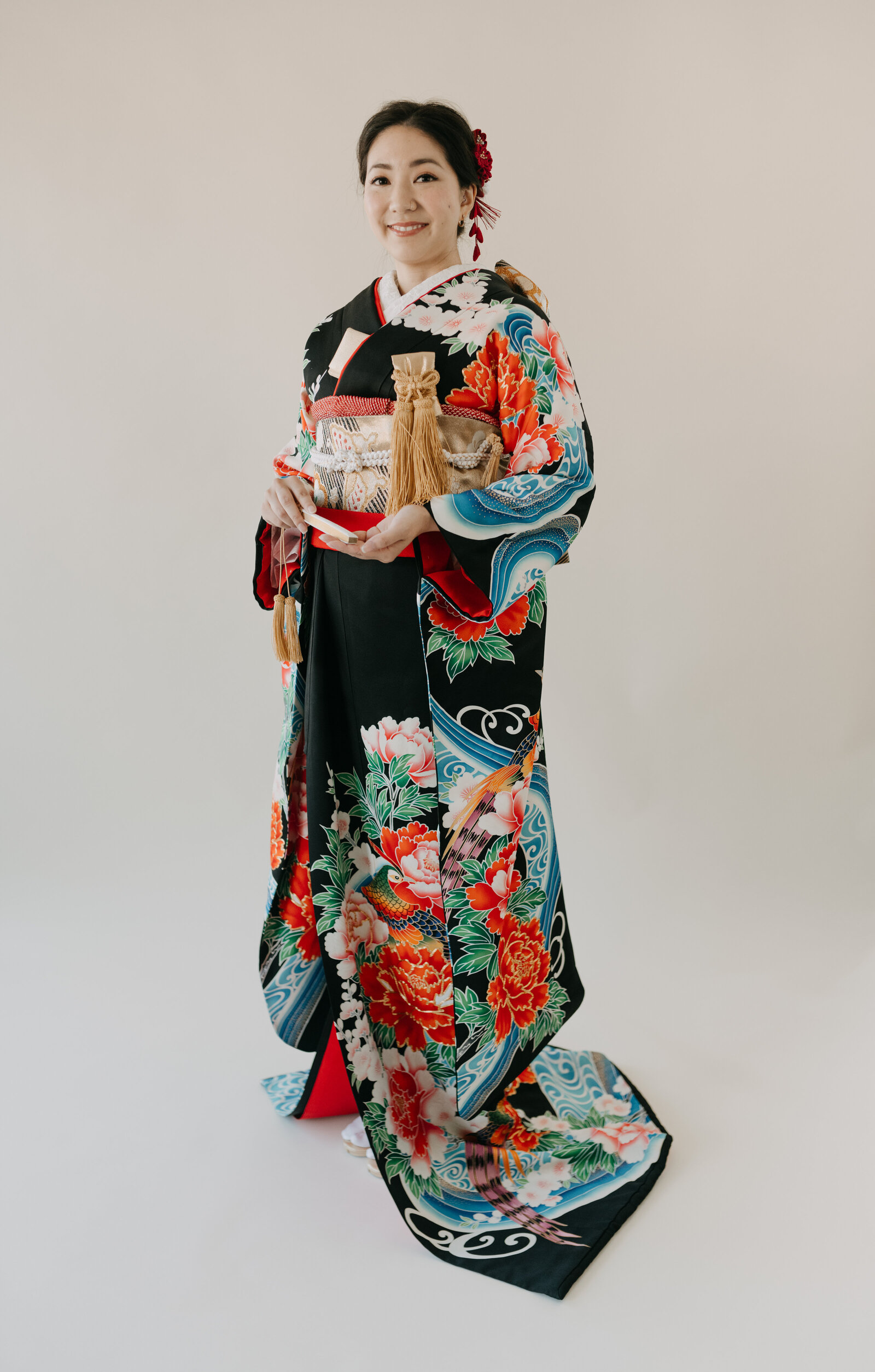 Full-length portrait of bride in black wedding kimono rental with striking peony and pheasant pattern, Los Angeles California studio | 黒引き振袖レンタル 全身ポートレート 豪華牡丹と雉柄 スタジオ撮影