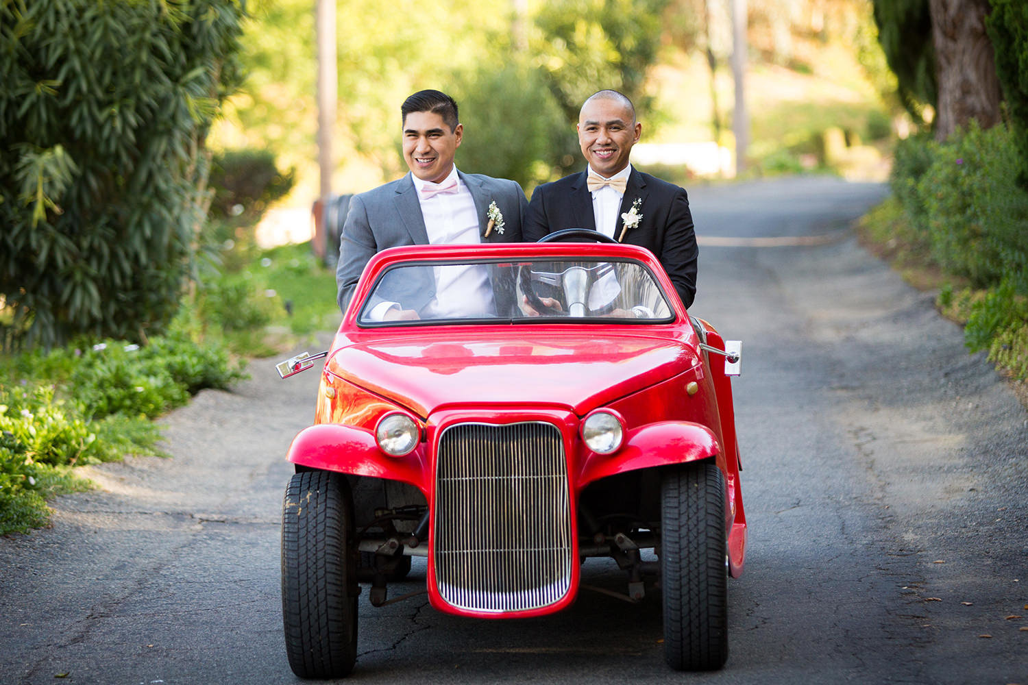 groom in little car driving to the ceremony