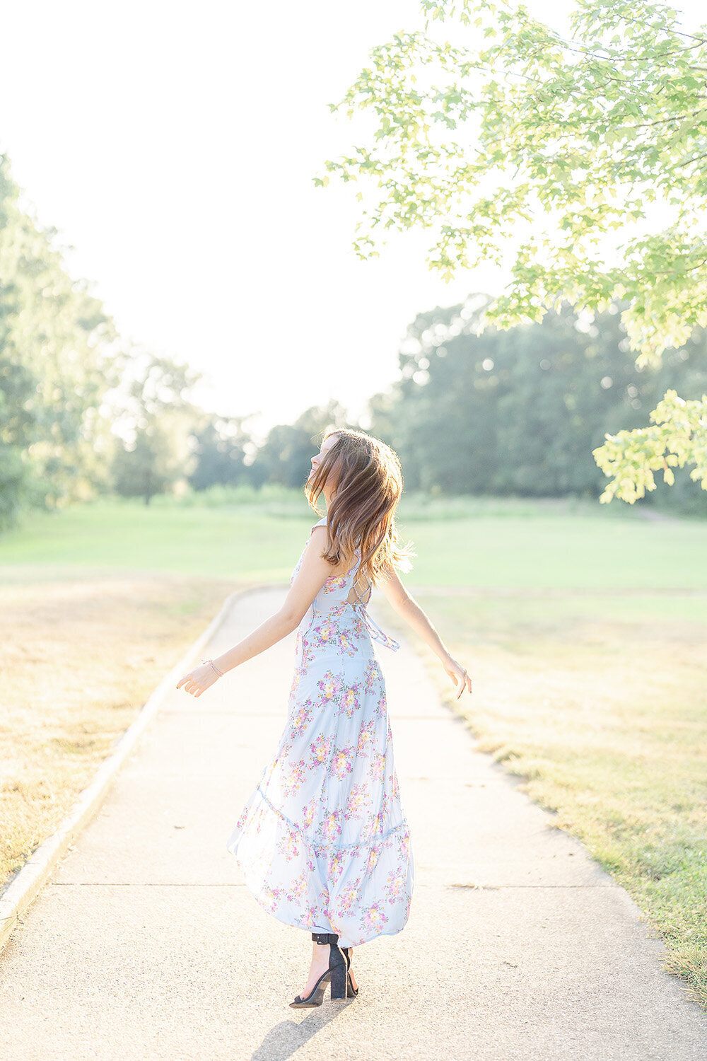 girl twirling during Ashburn, Virginia senior picture