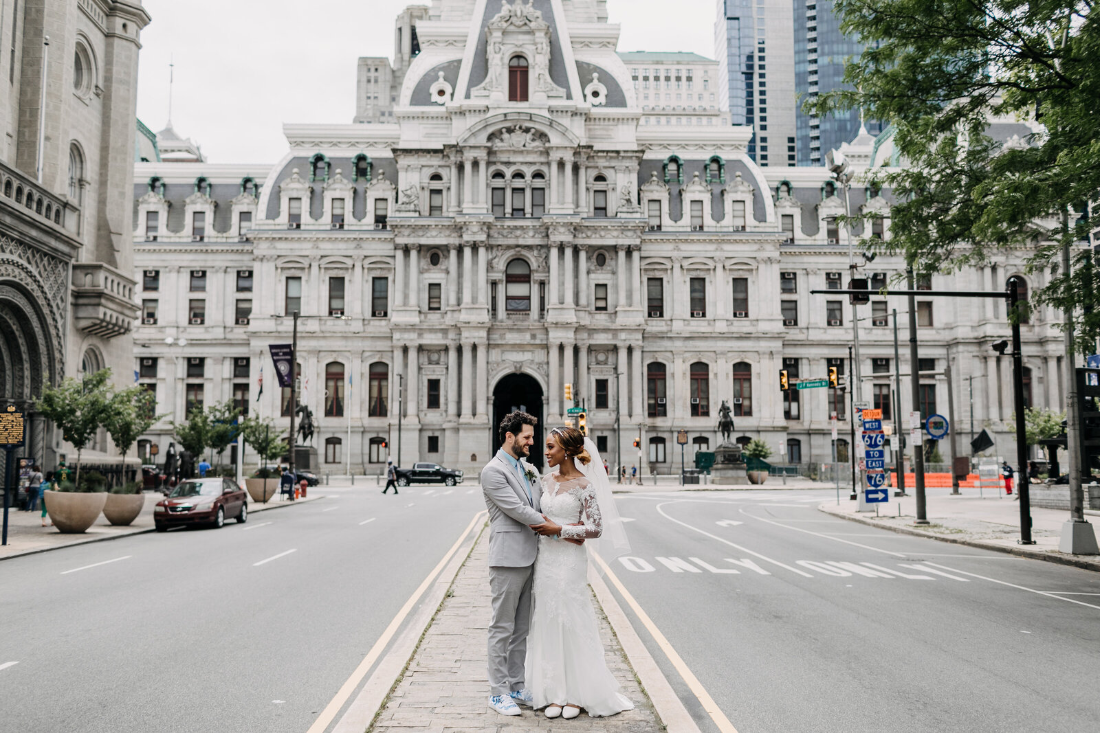 bride and groom at philadelphia city hall