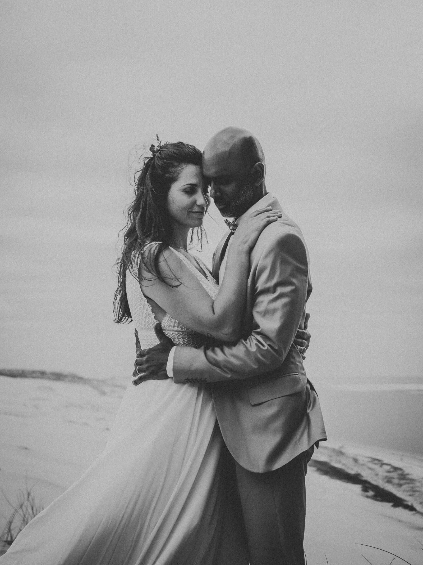 portrait mariés noir et blanc - photographe mariage arcachon - meditation photographique