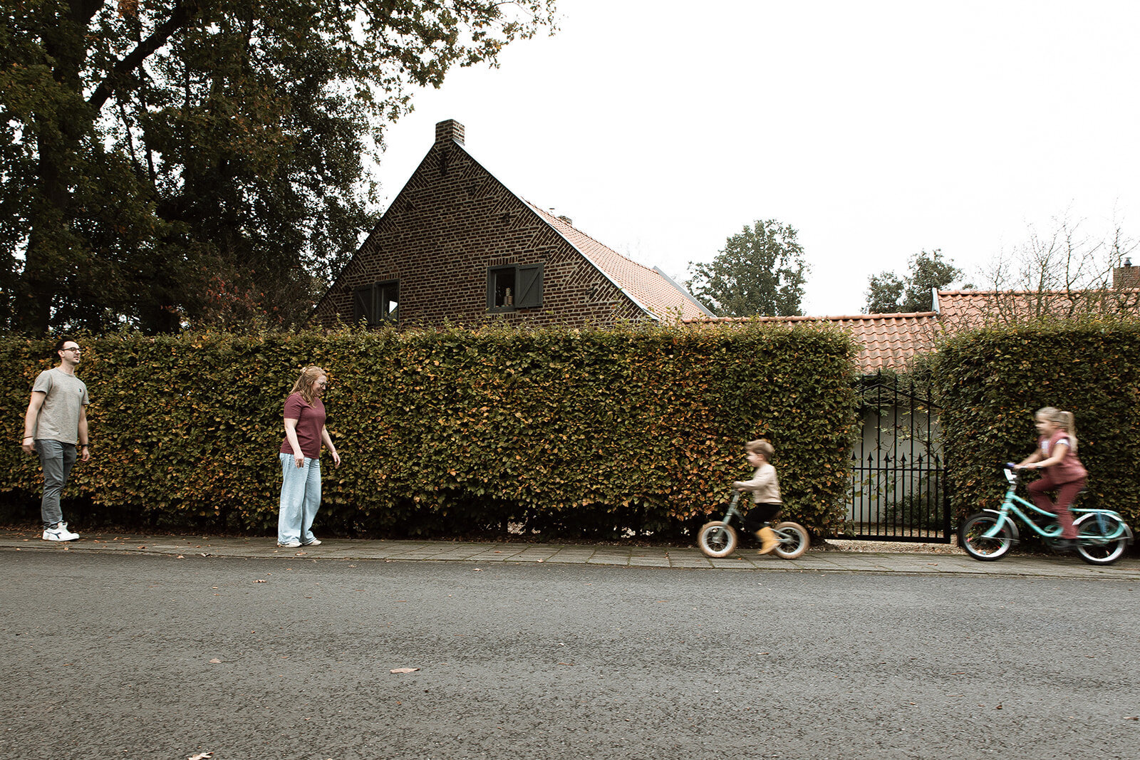 gezinsfotoshoot fotoshoot gezin gezinsfotografie gezinsfotograaf gezinsfotoshoot eindhoven gezinsshoot zwangerschap gezinsshoot buiten spontane gezinsfoto'a slledaags geluk