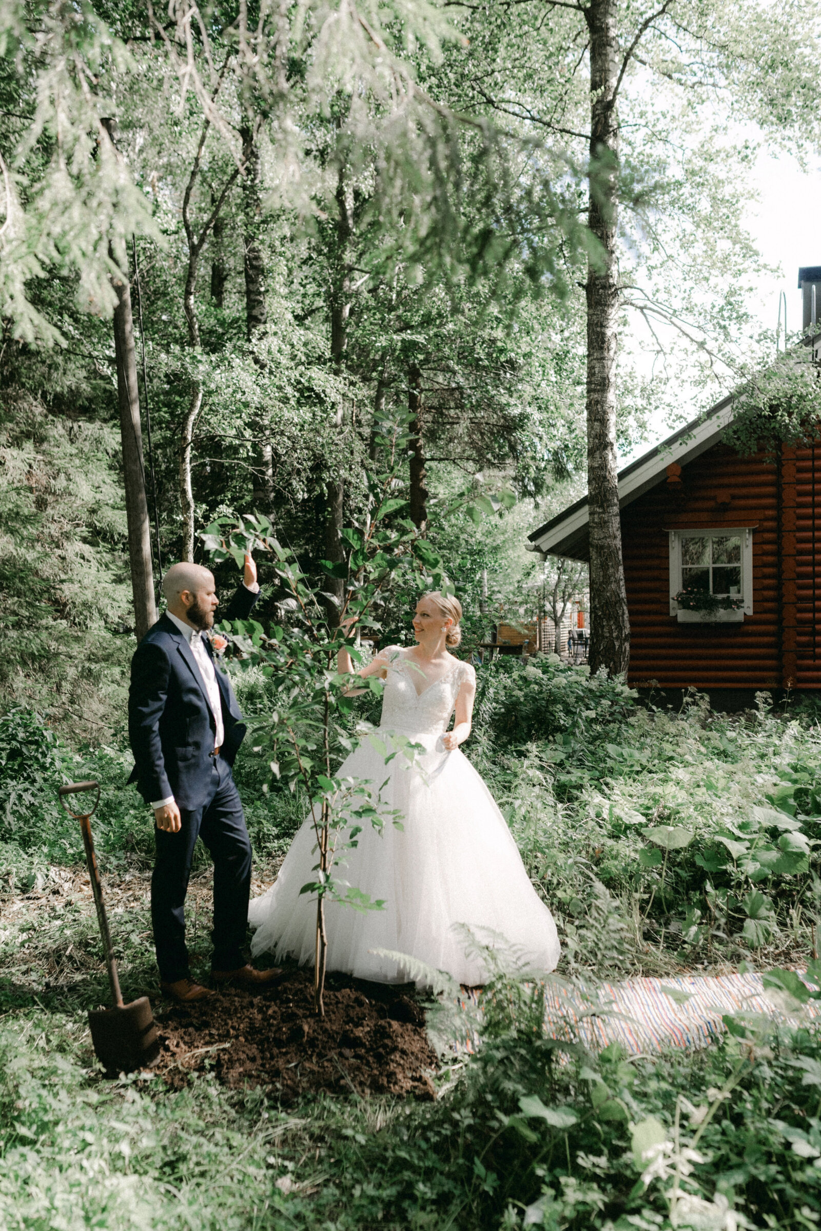 Hääpari istuttaa puun vihkitilaisuuden päätteeksi