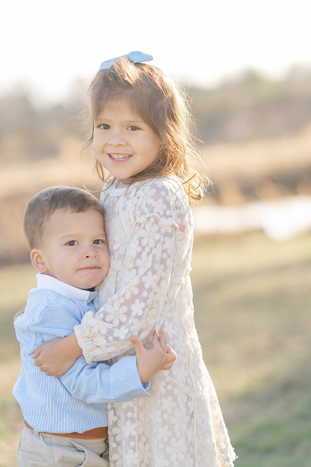 siblings hugging in Reston, Virginia