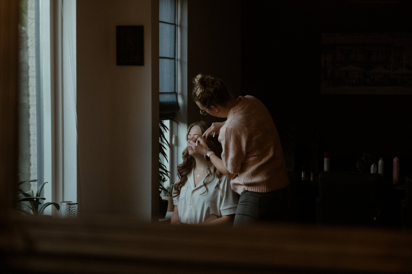Getting ready bruid vastgelegd door trouwfotograaf Lauw Design & Photography