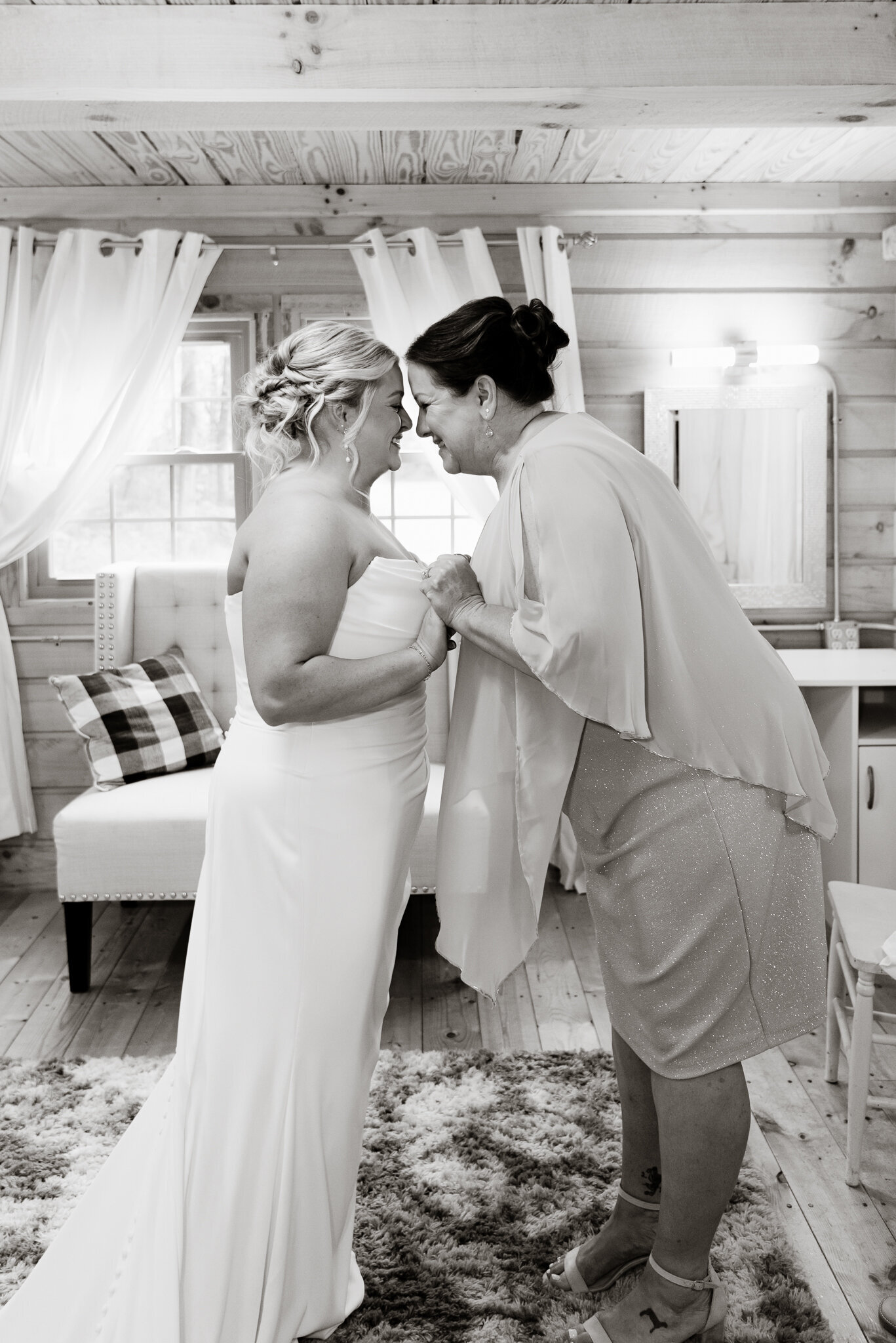 mom-daughter-wedding
