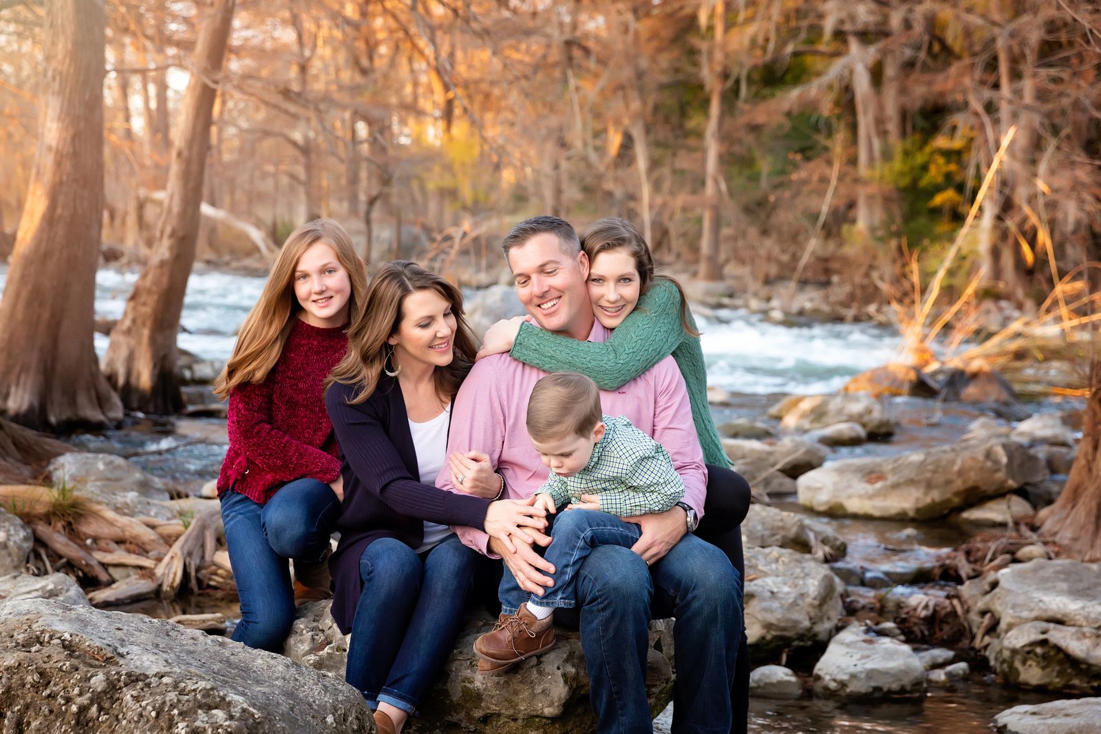 family-pictures-by-the-river-in-Gruene