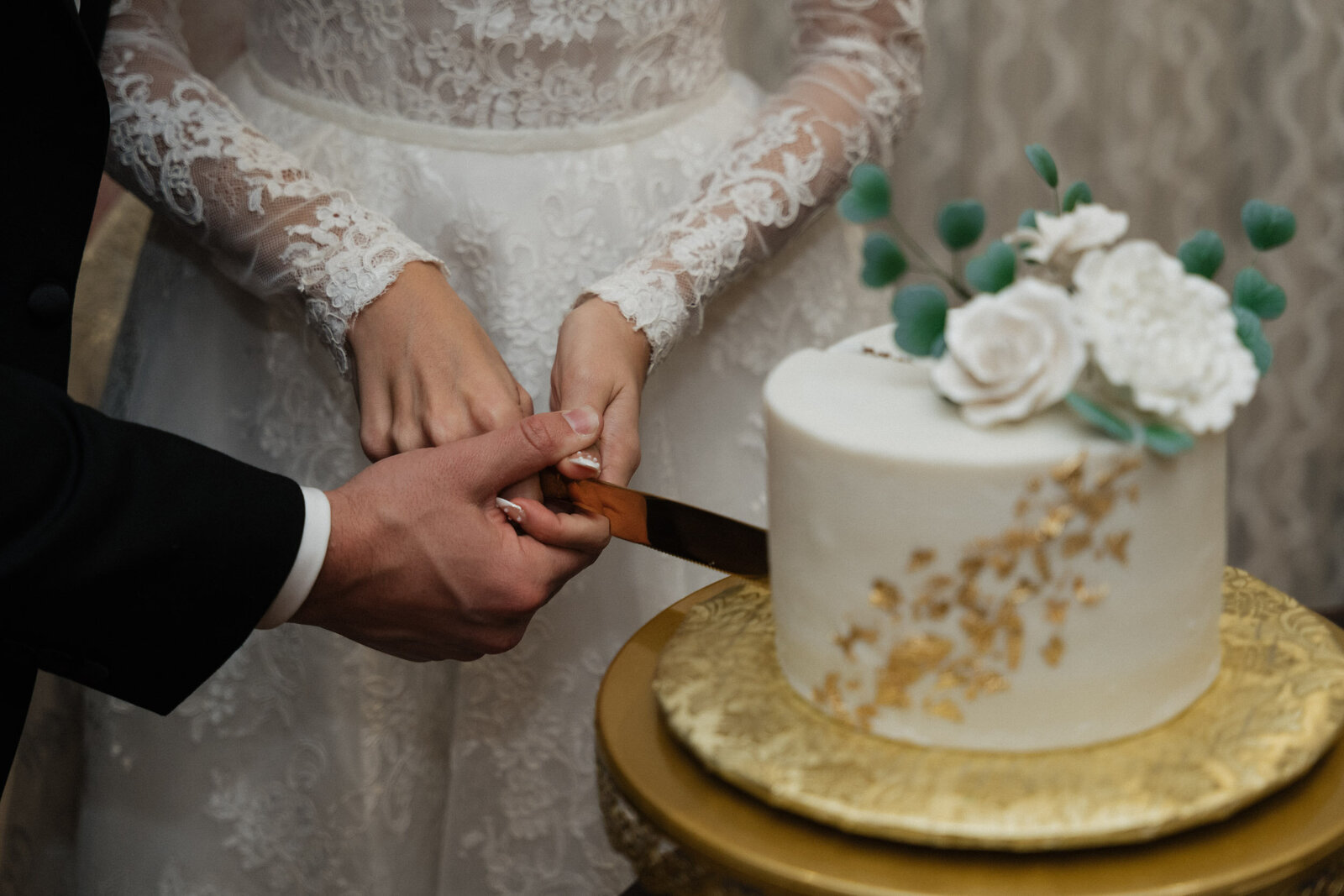 bride-groom-cake-cutting