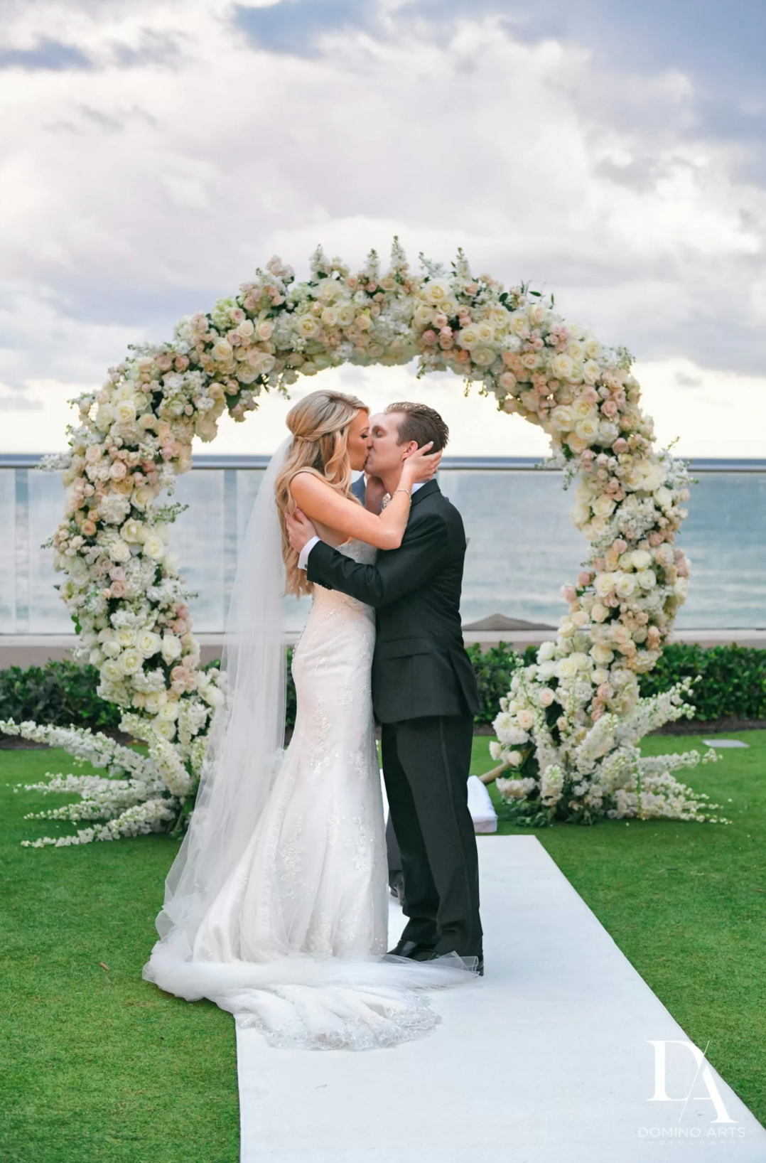Dreamday Destinations-bride-groom-kissing
