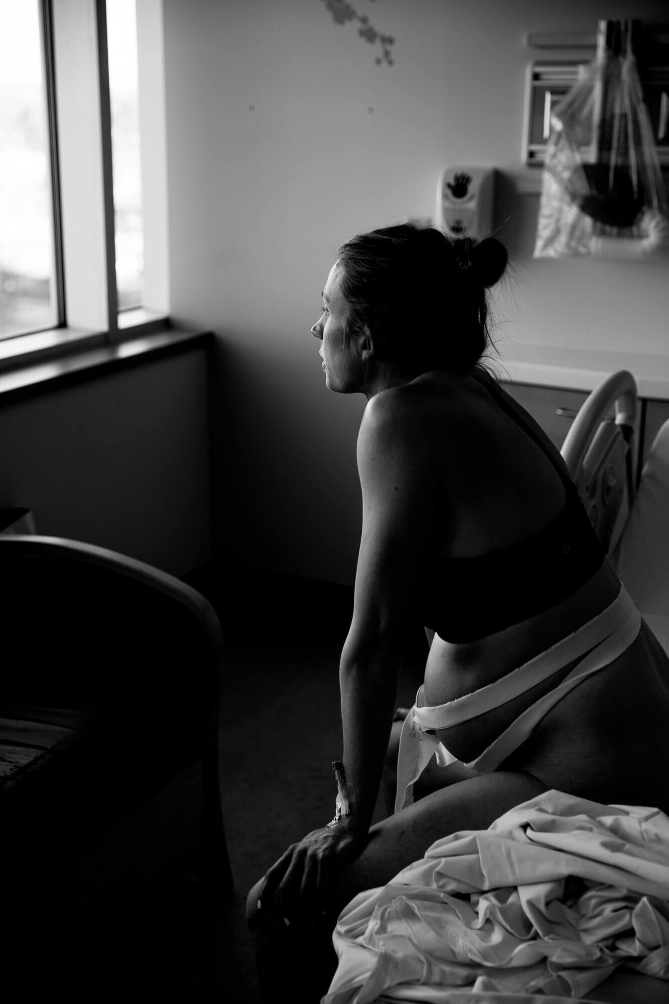victoria-hospital-london-ontario-birth-photography-labouring-woman-window-light