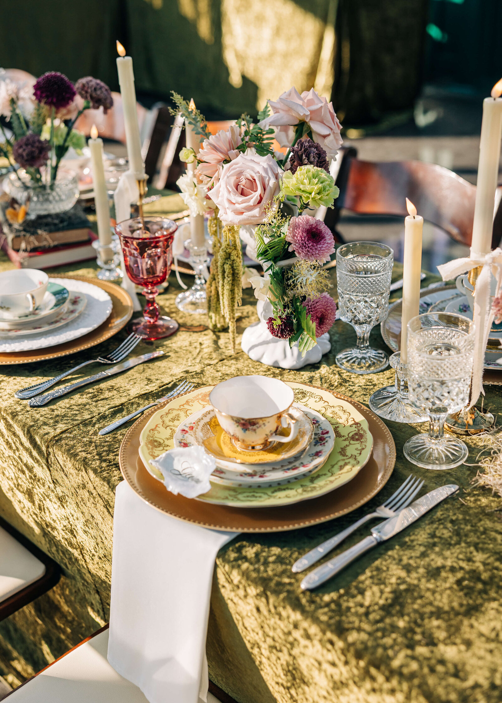 Garden-party-tablescape-The-Little-Chapel