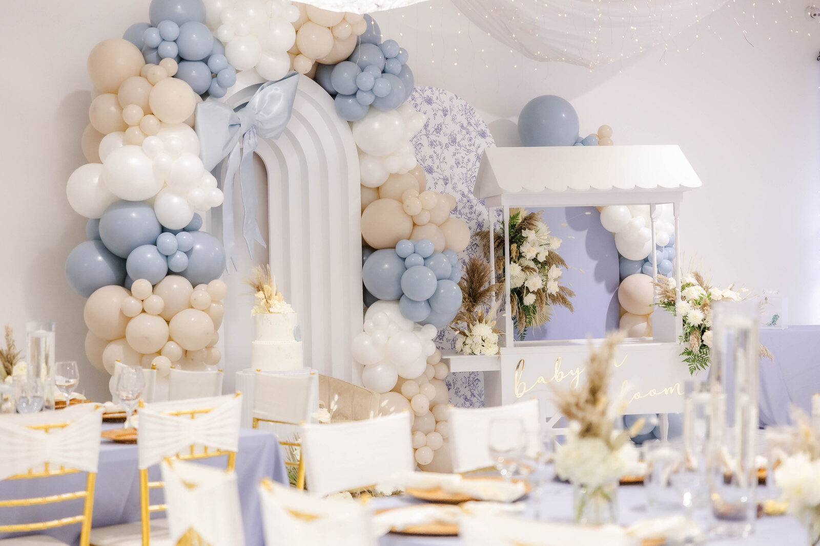 baby-shower-decor-balloon-arch-cake-cart