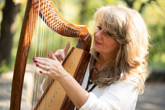 julie connor playing harp