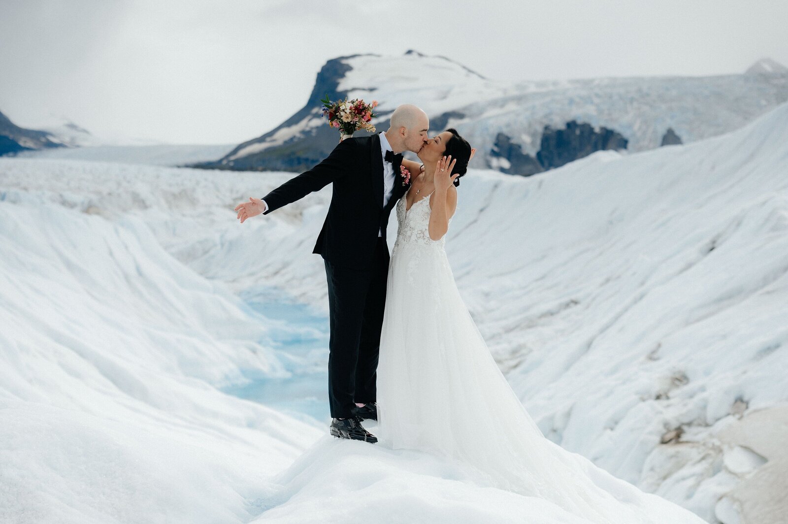 Christina+Matt_Knik-Glacier-Elopement_EmeliaKPhotography-33