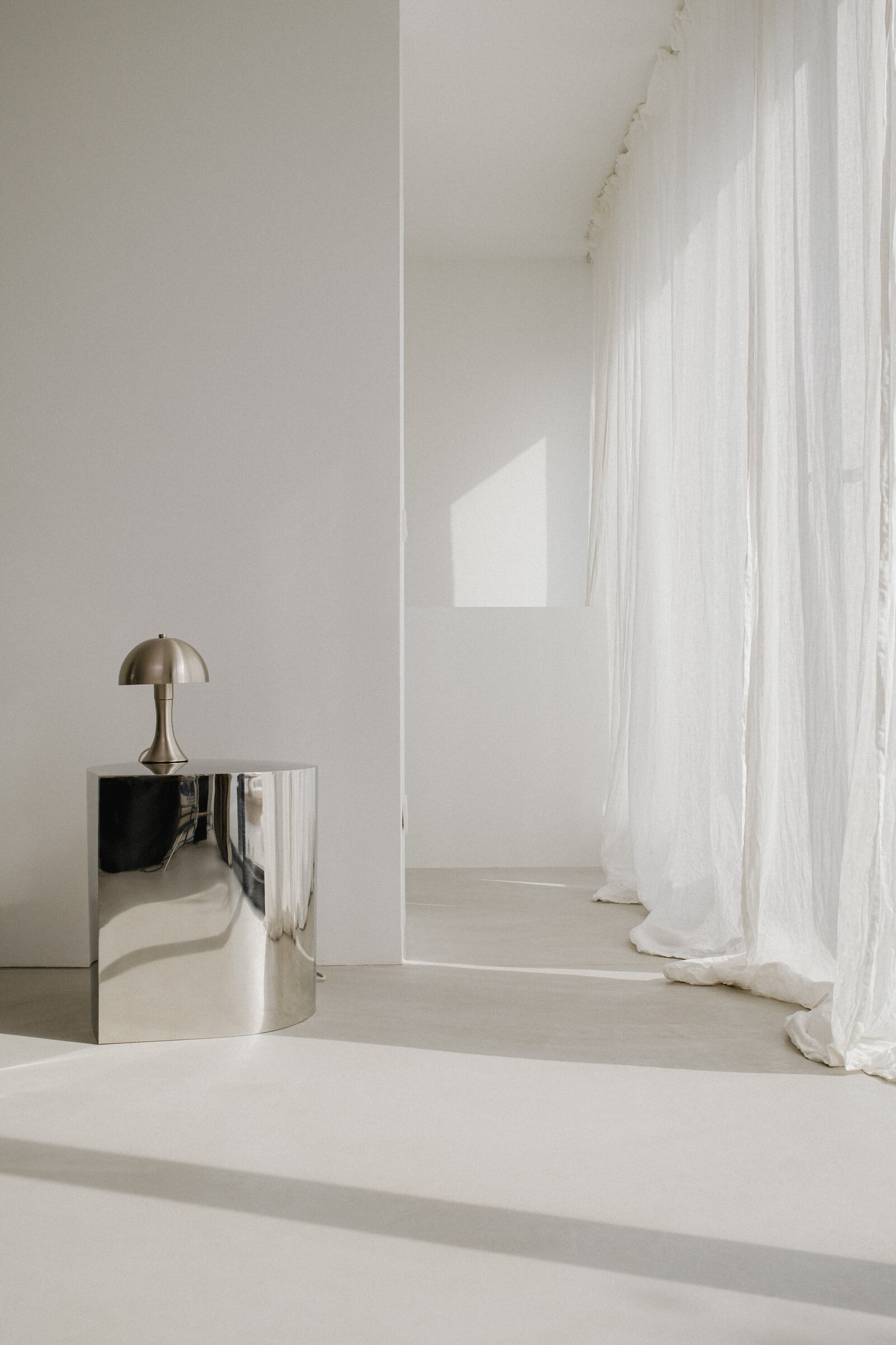 kaboompics_chromatic-harmony-modern-interiors-with-steel-accents-and-natural-light-35150