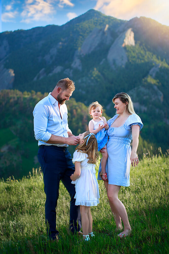 authentic-loving-family-canid-mountain-family-photography-girl-children-laughing-joyful-meadow-baby-blue-outfits-timeless