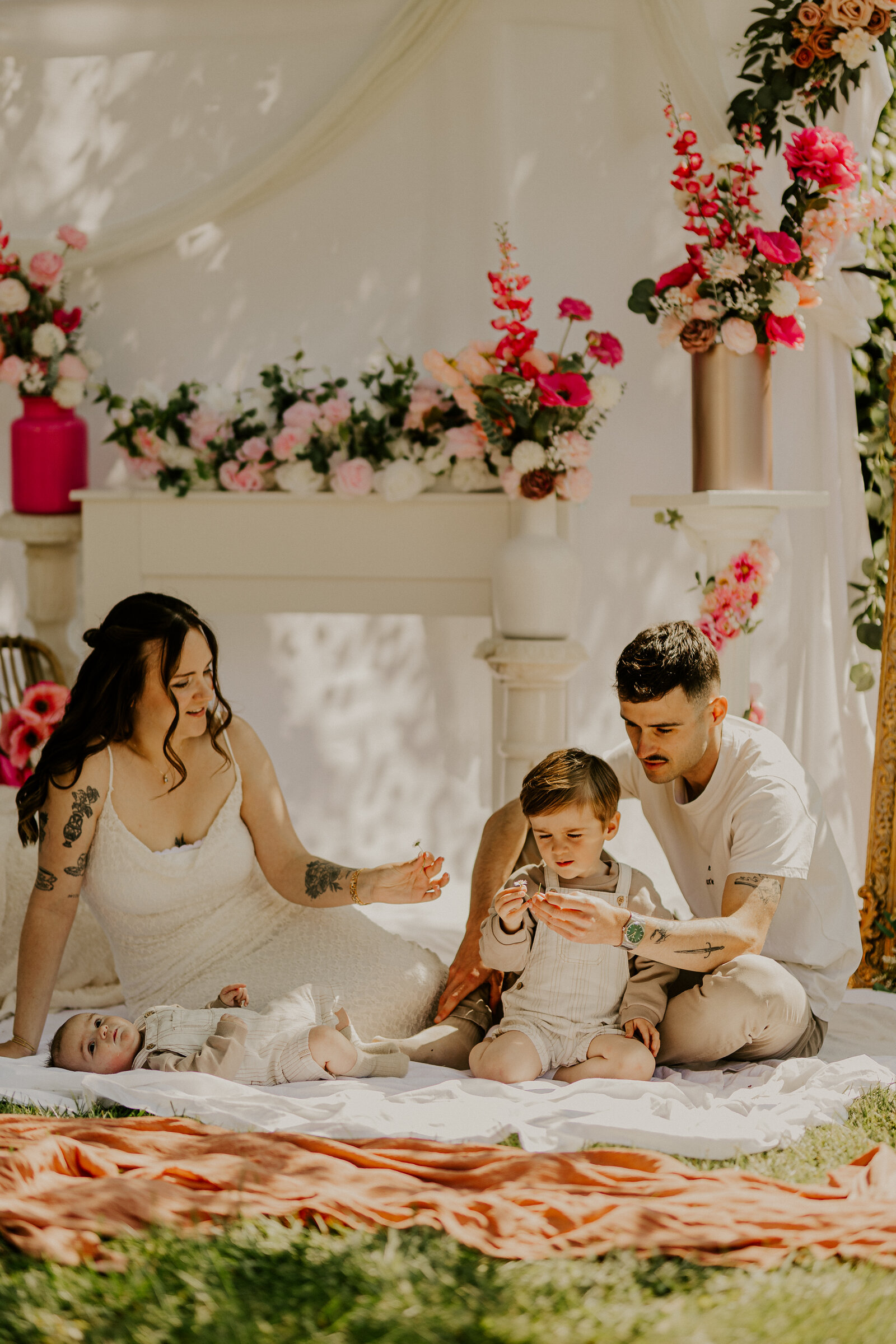 Mère allaitant son bébé dans un décor cosy, lumière douce entrant par la fenêtre. Capturée par Laura, photographe en vendée.