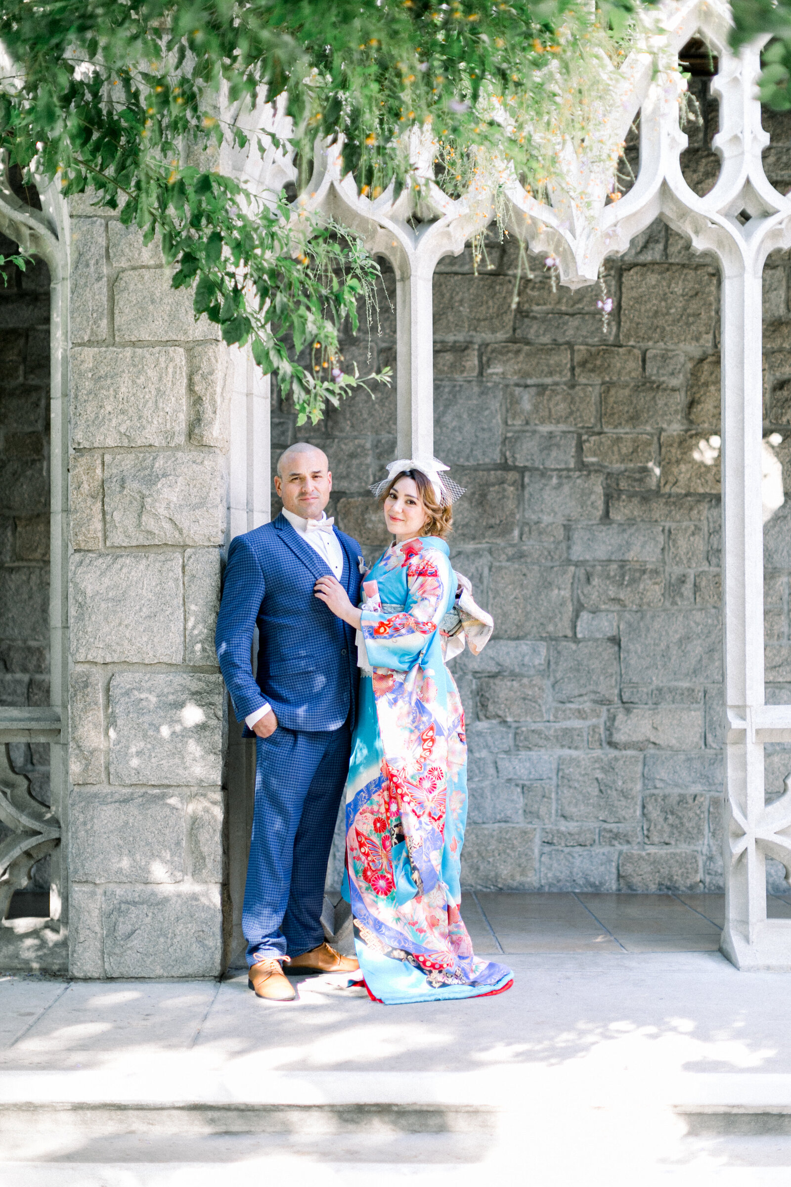 Couple in wedding kimono rental posing by stone arch at All Saints Episcopal Church, Pasadena California | オールセインツ教会の石造アーチで引き振袖レンタル新郎新婦のポートレート
