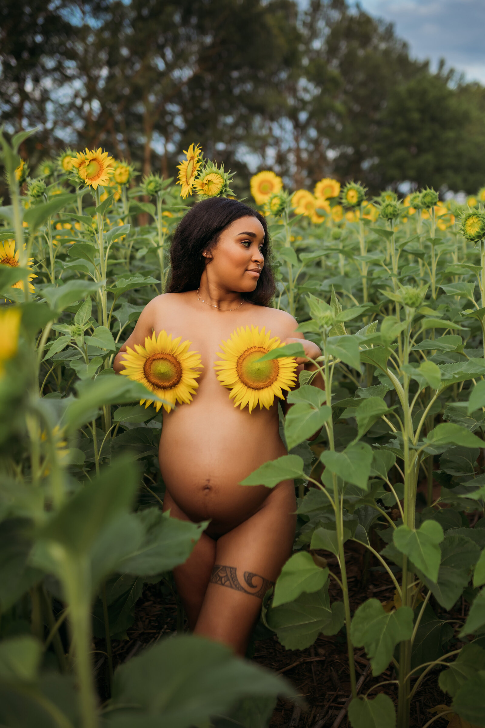 mom poses in sunflower field in tampa, florida