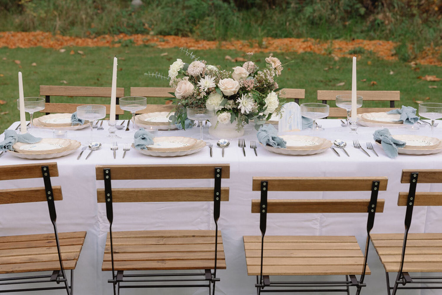 Elegant tables and chairs for the wedding