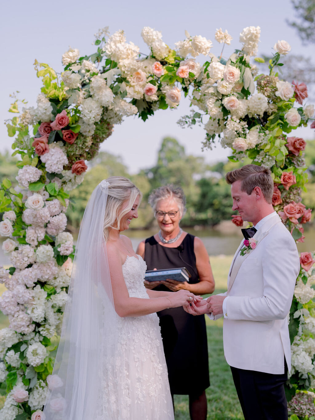 21Kate Campbell Floral The Oaks waterfront summer wedding by Julie Livingston photo