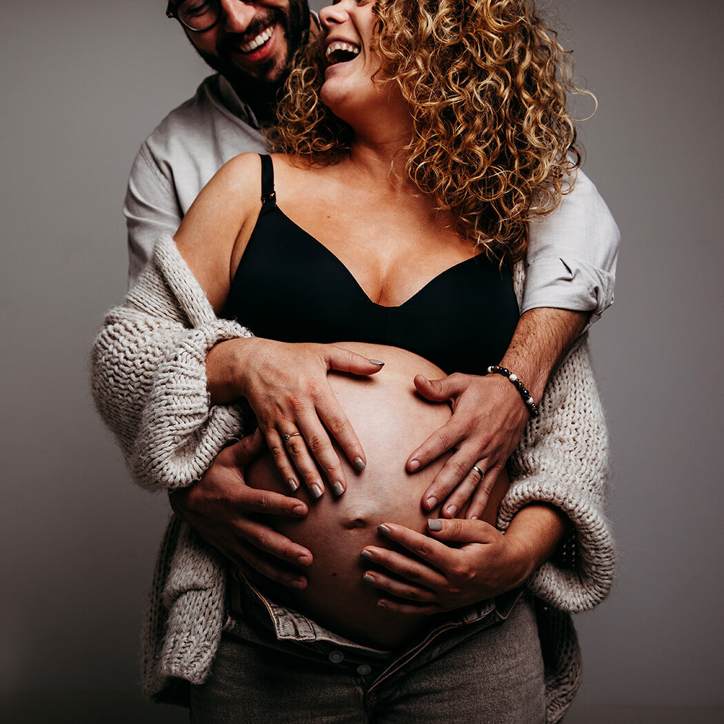 zwangerschapsfotosbrabant, zwangerschapsfotoinspo, buikfotoswitteblouse, buikfotoshootbrabant, zundert, rucphen, achtmaal, kleinzundert, rijsbergen, breda, halsteren, breda, roosendaal, bergenopzoom, artemisjpg