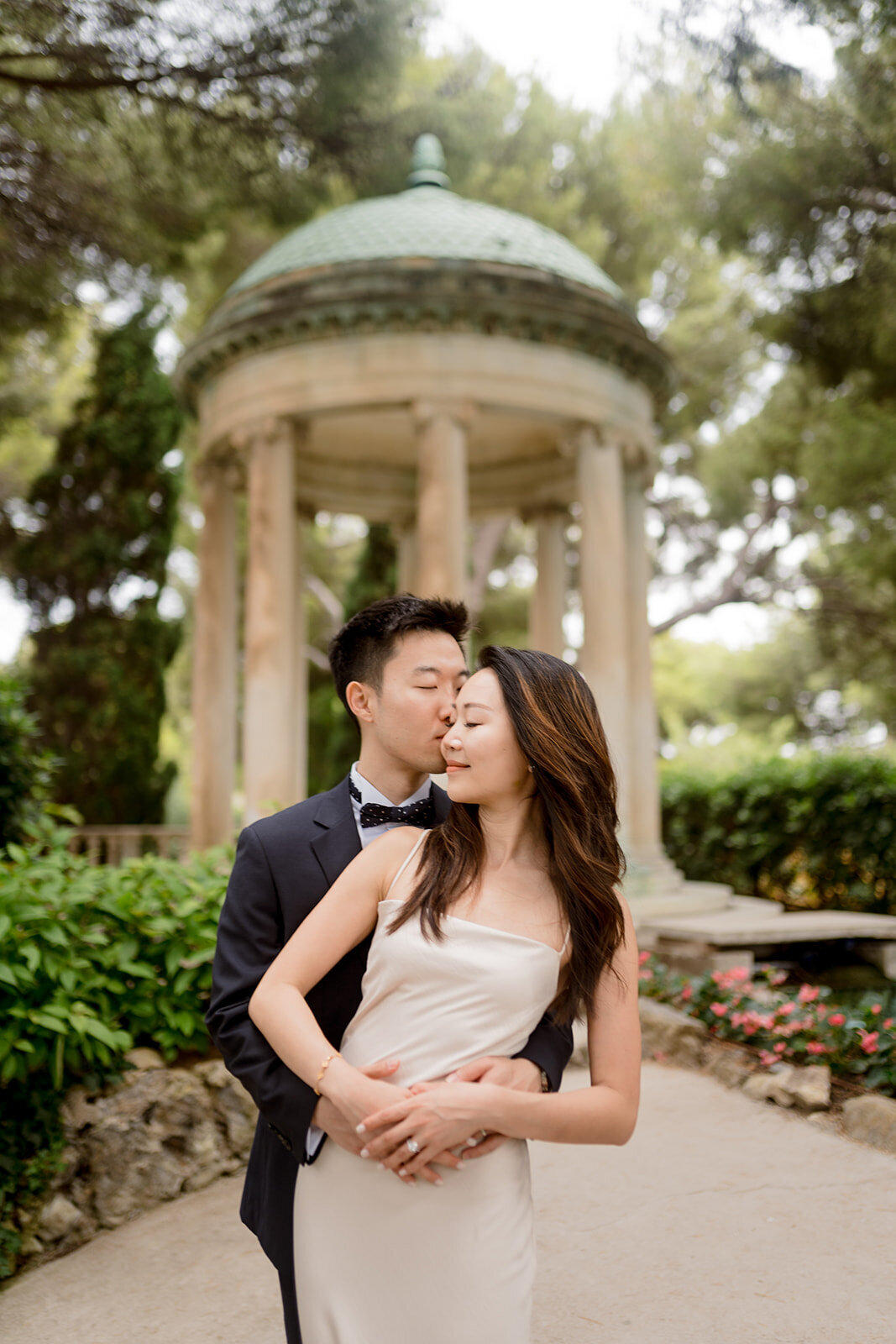 couple-photoshoot-in-villa-ephrussi-saint-jean-cap-ferrat-see-view-mariage-proposal-best view-for-proposal (3)