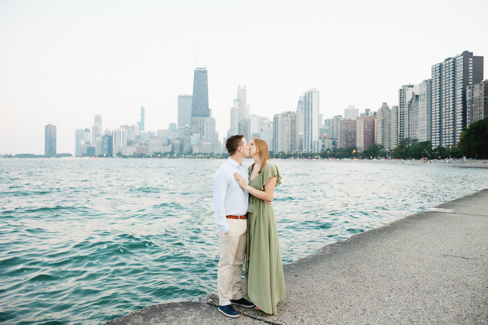 couple kissing in front of Chicago skyline