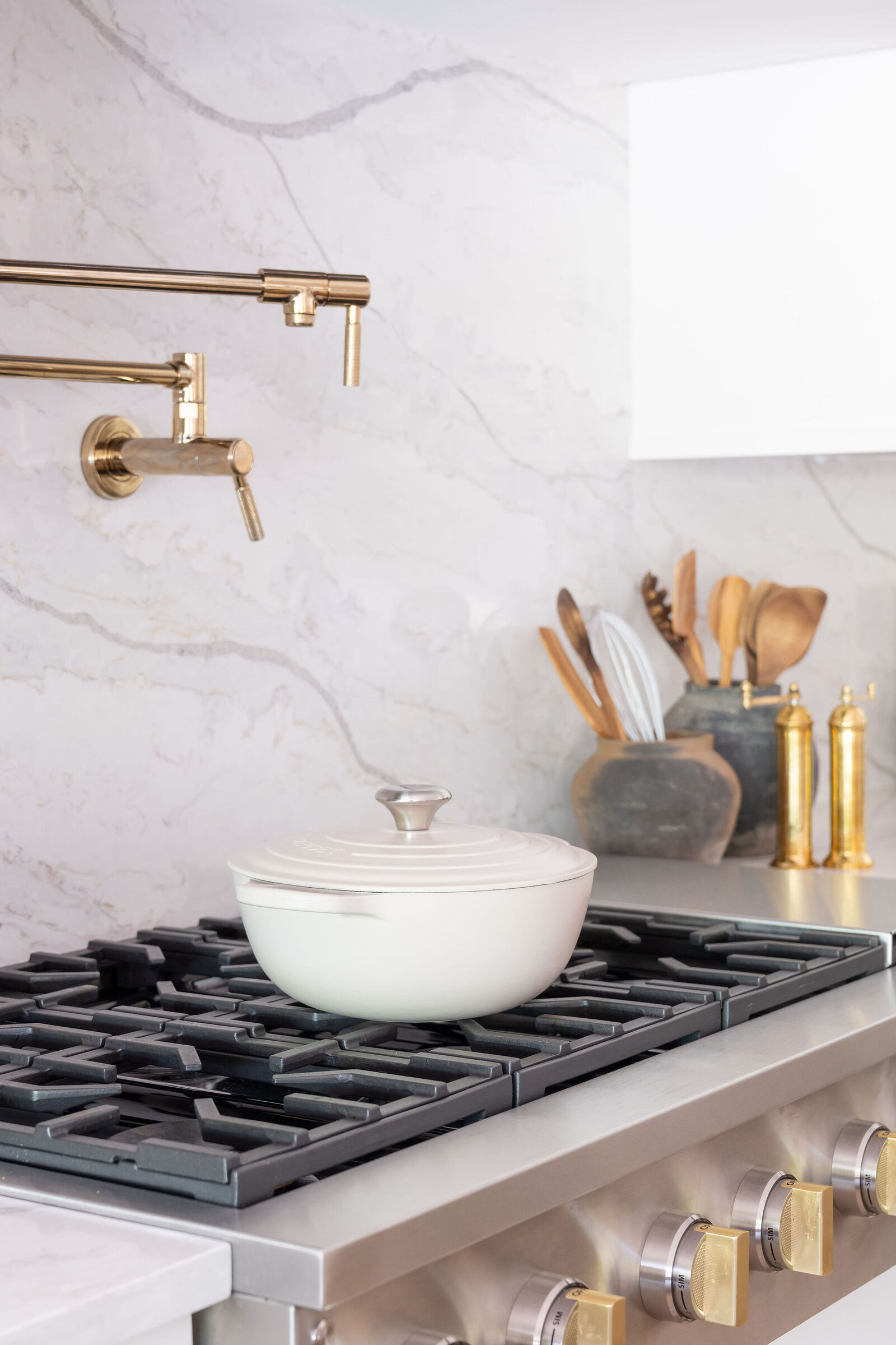 Quartz Backsplash with Gold Pot Filler_NuelaDesigns