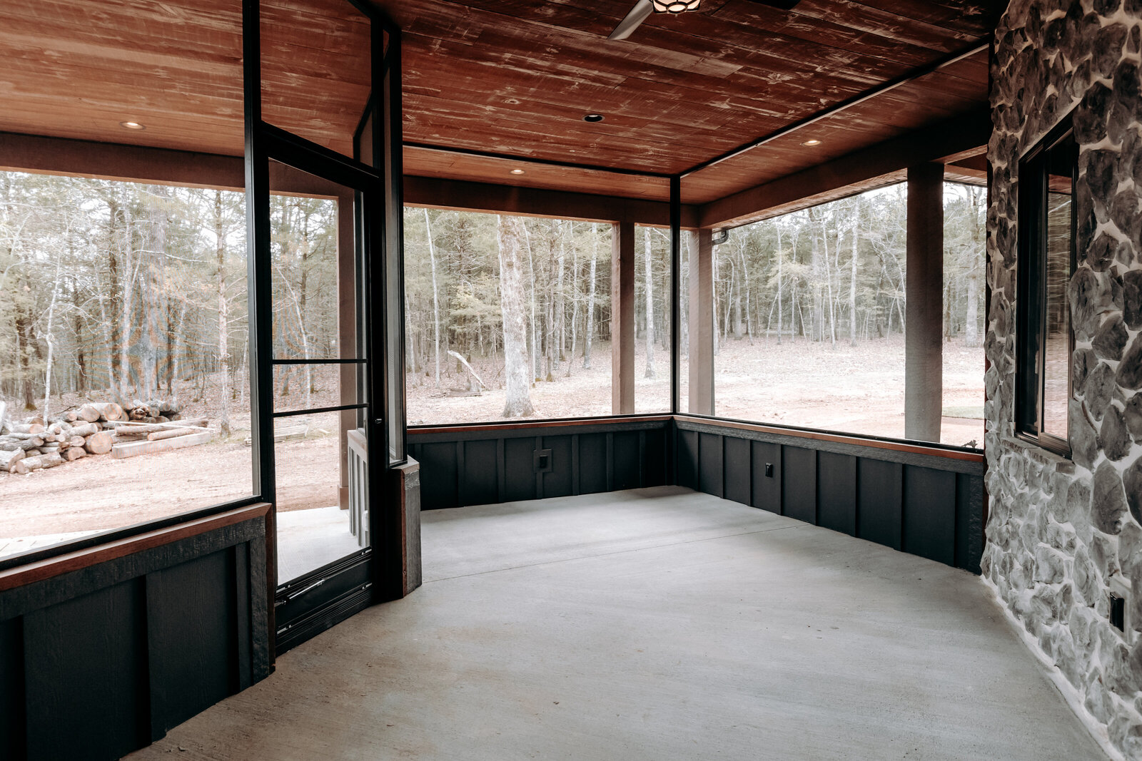 SCREENEDINPORCH(2)