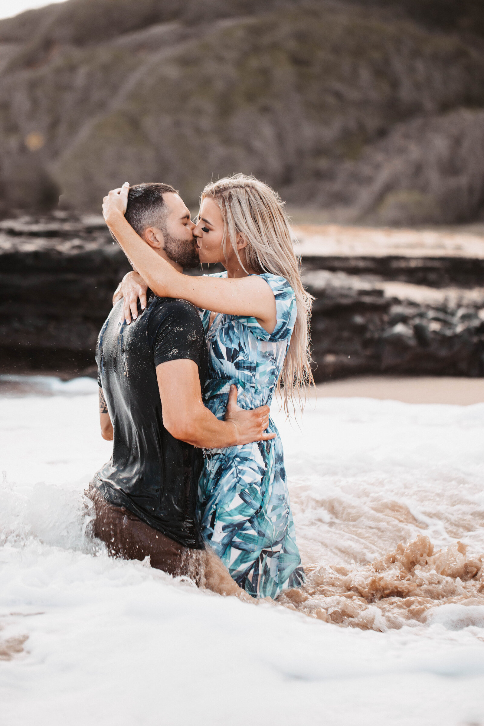 couple-making-out-in-the-ocean