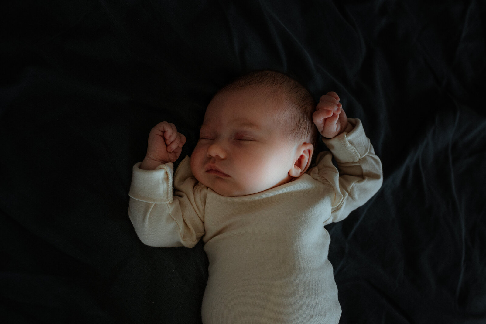 Slapende baby tijdens newbornshoot