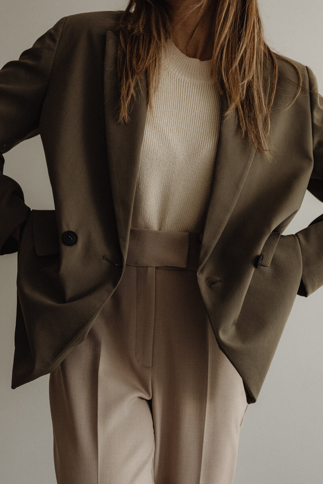 kaboompics_simplistic-sophistication-a-fashion-photoshoot-with-a-stunning-model-in-neutral-minimalist-outfits-30939