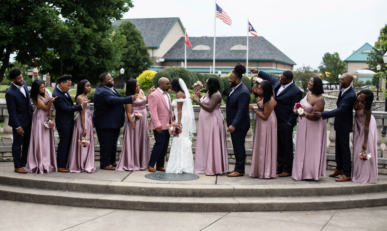 Bride-and-groom-with-bridal-party-groomsmen