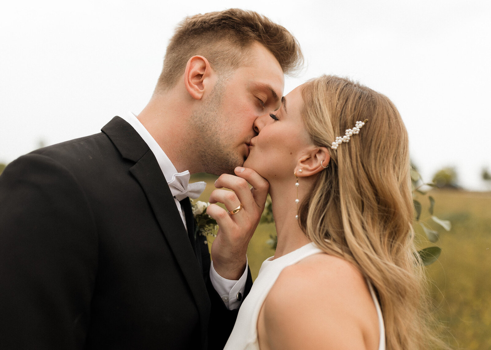 grace-trexel-photo-groom-bride-kissing-nebraska-wedding