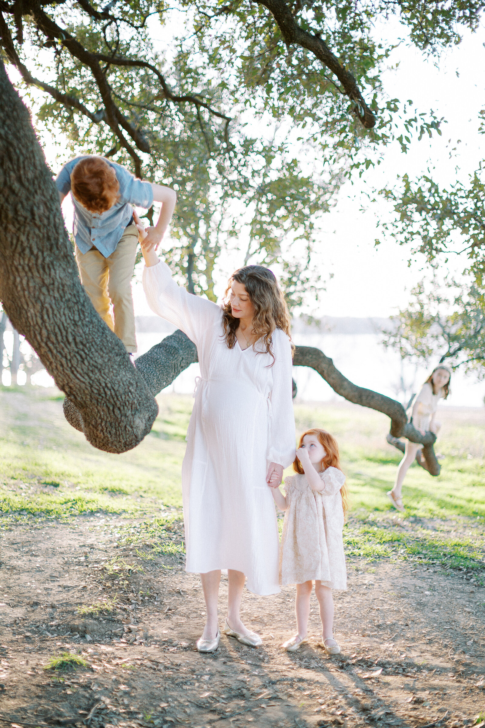 Maternity and family photographer in Dallas