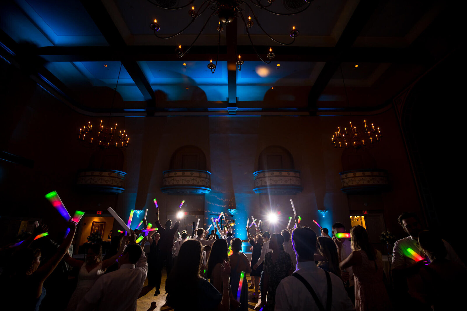 phoenix-cincinnati-wedding-reception-dancefloor-glow-sticks