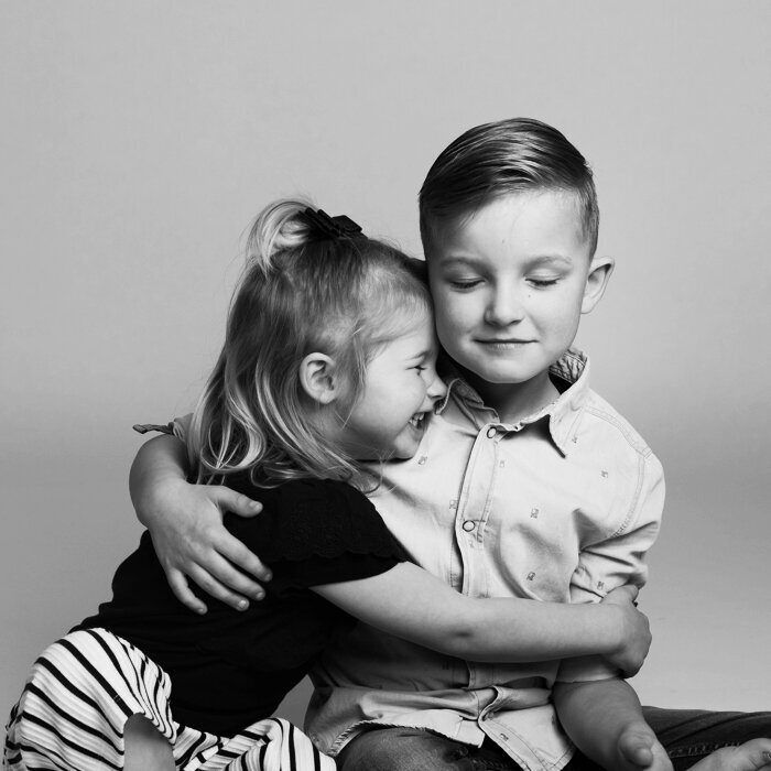 Broer en zus kinderportret, studioportret, lichte achtergrond