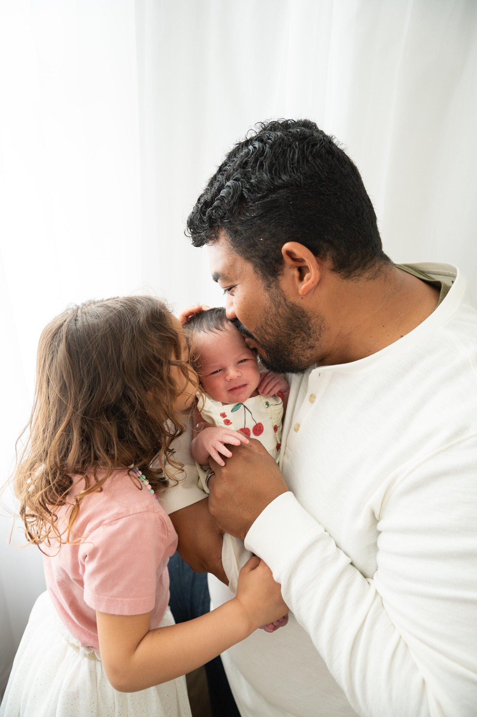 Baltimore newborn photographer capturing genuine in-home lifestyle moments with baby and family.

