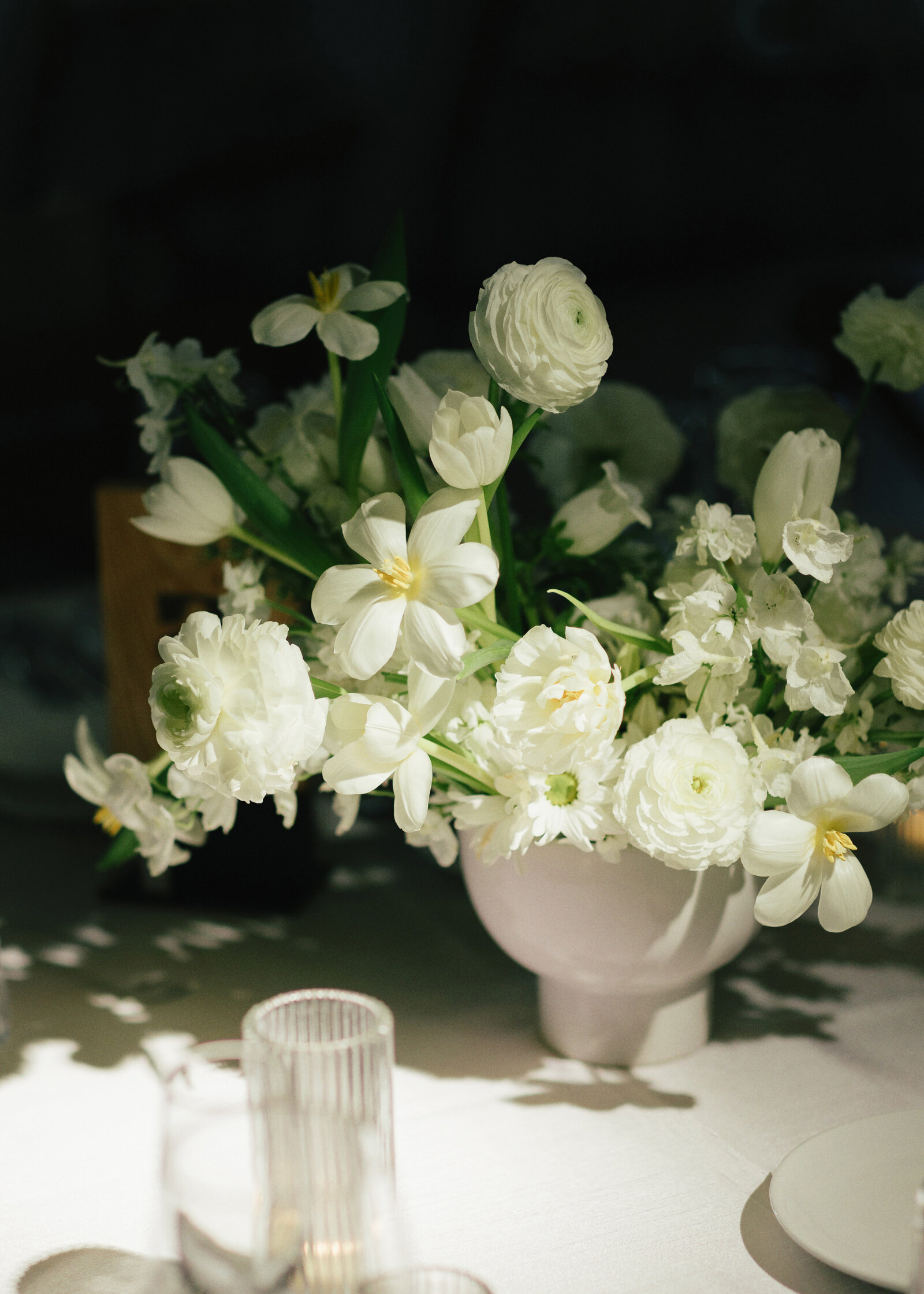 flowers-phoenix-az-white-flowers-vase-reception-centerpiece-lilies