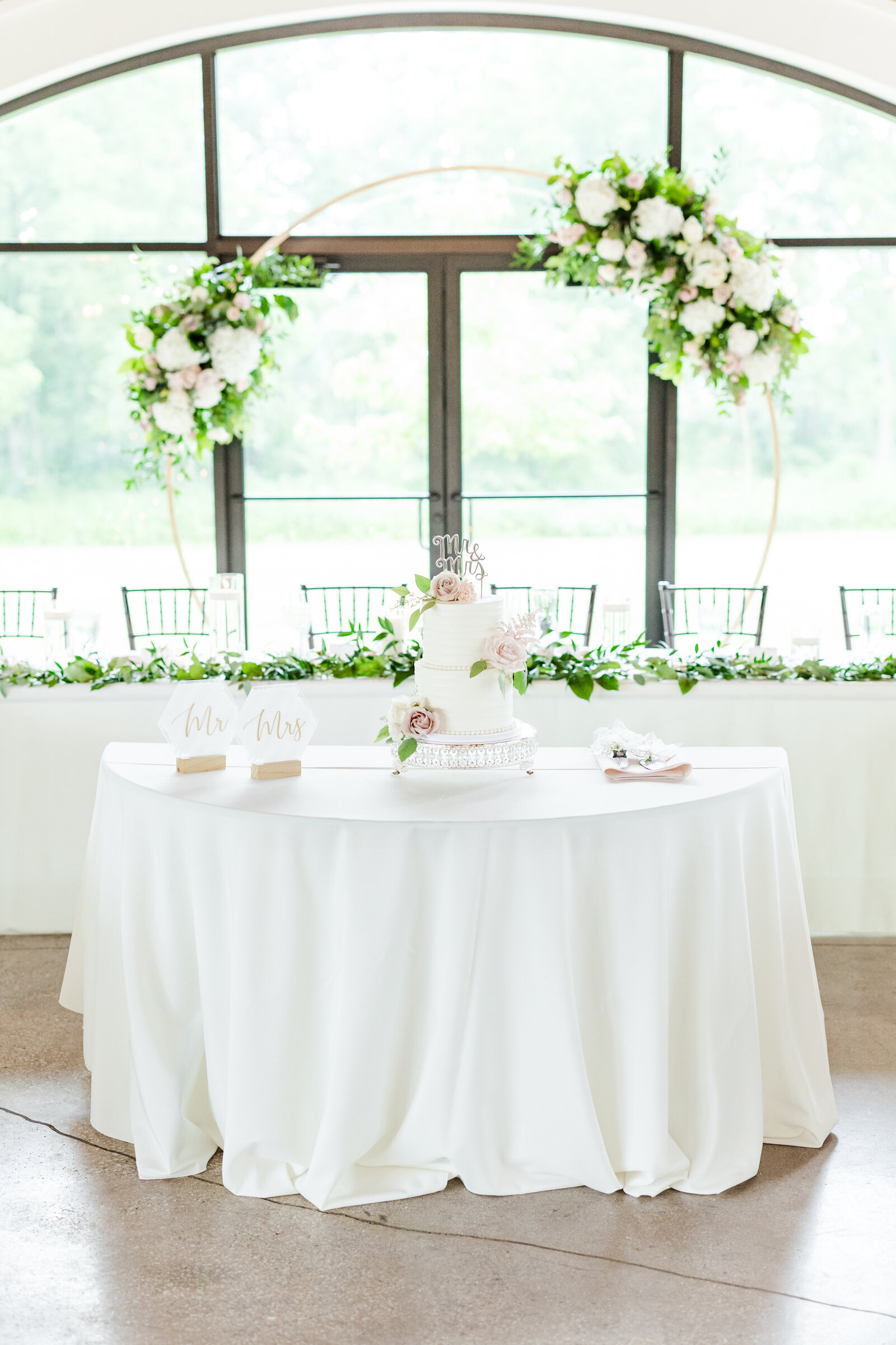 64_event_floral_rockford_illinois_florist_tablescape_with_wedding_cake