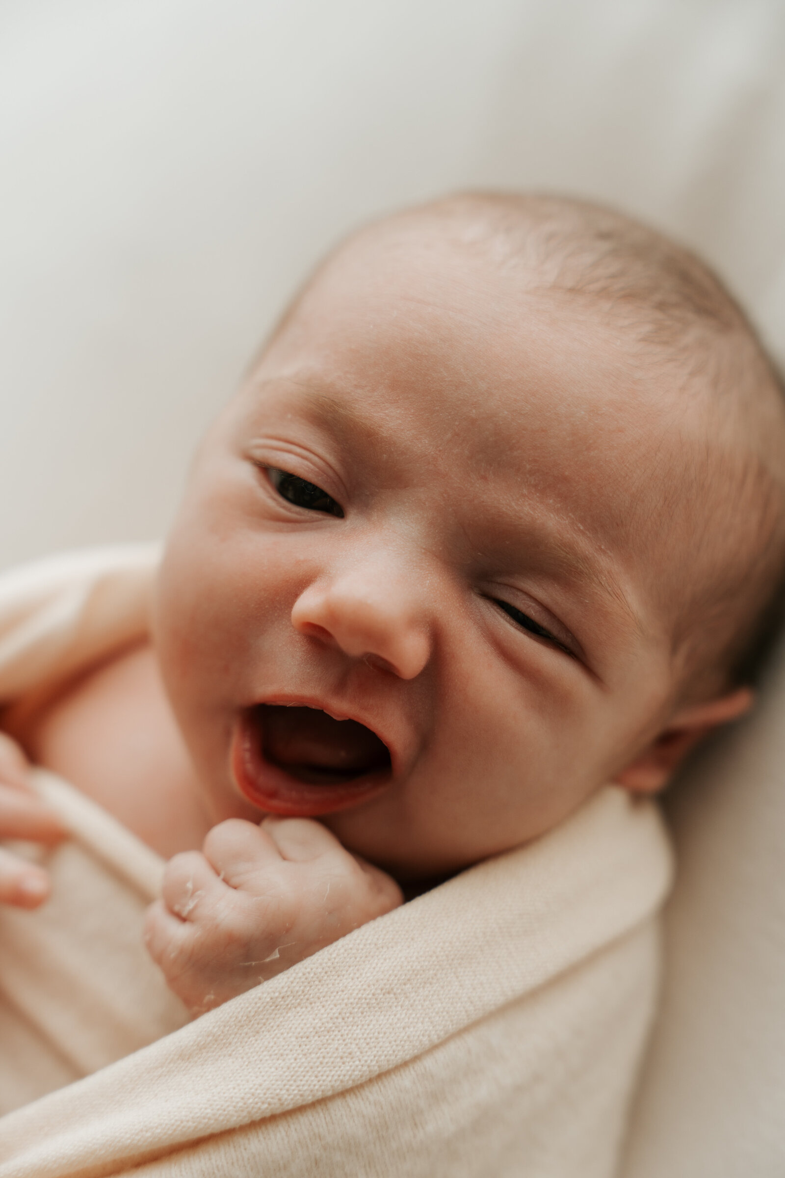 Newbornshoot aan huis met natuurlijke lichtinval