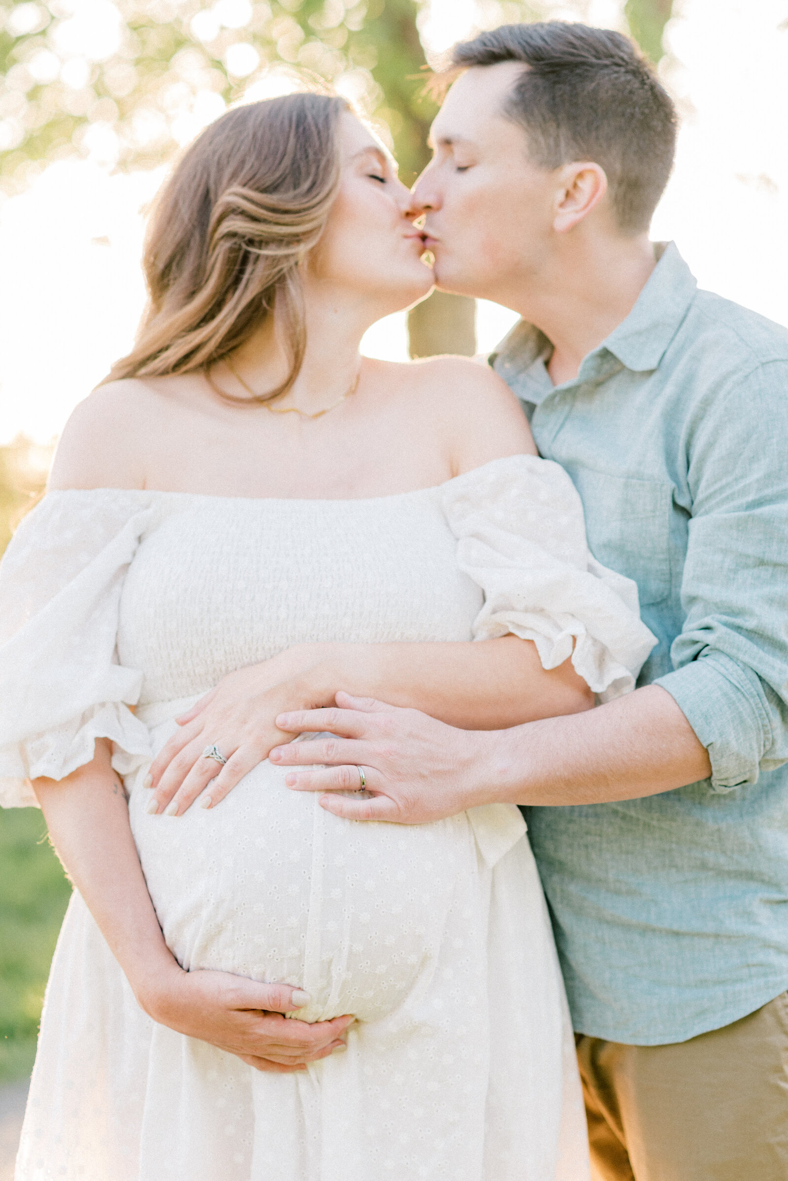 husband-kissing-wife-maternity-session