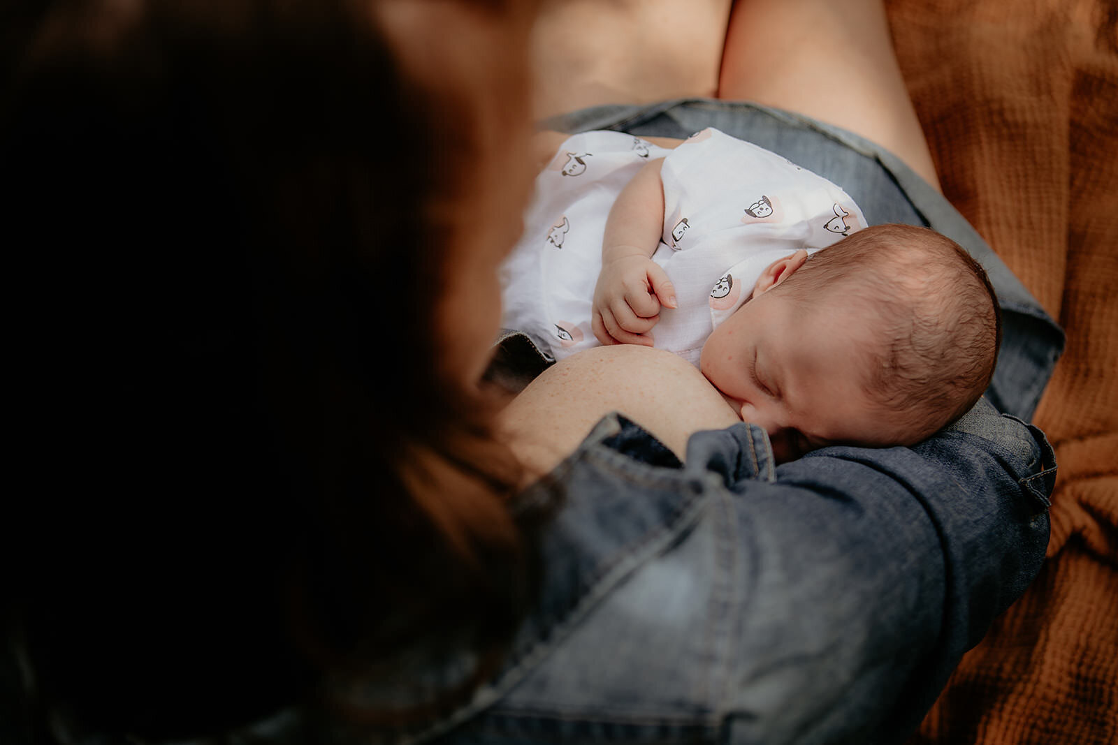 Borstvoedingsmoment tijdens newbornshoot