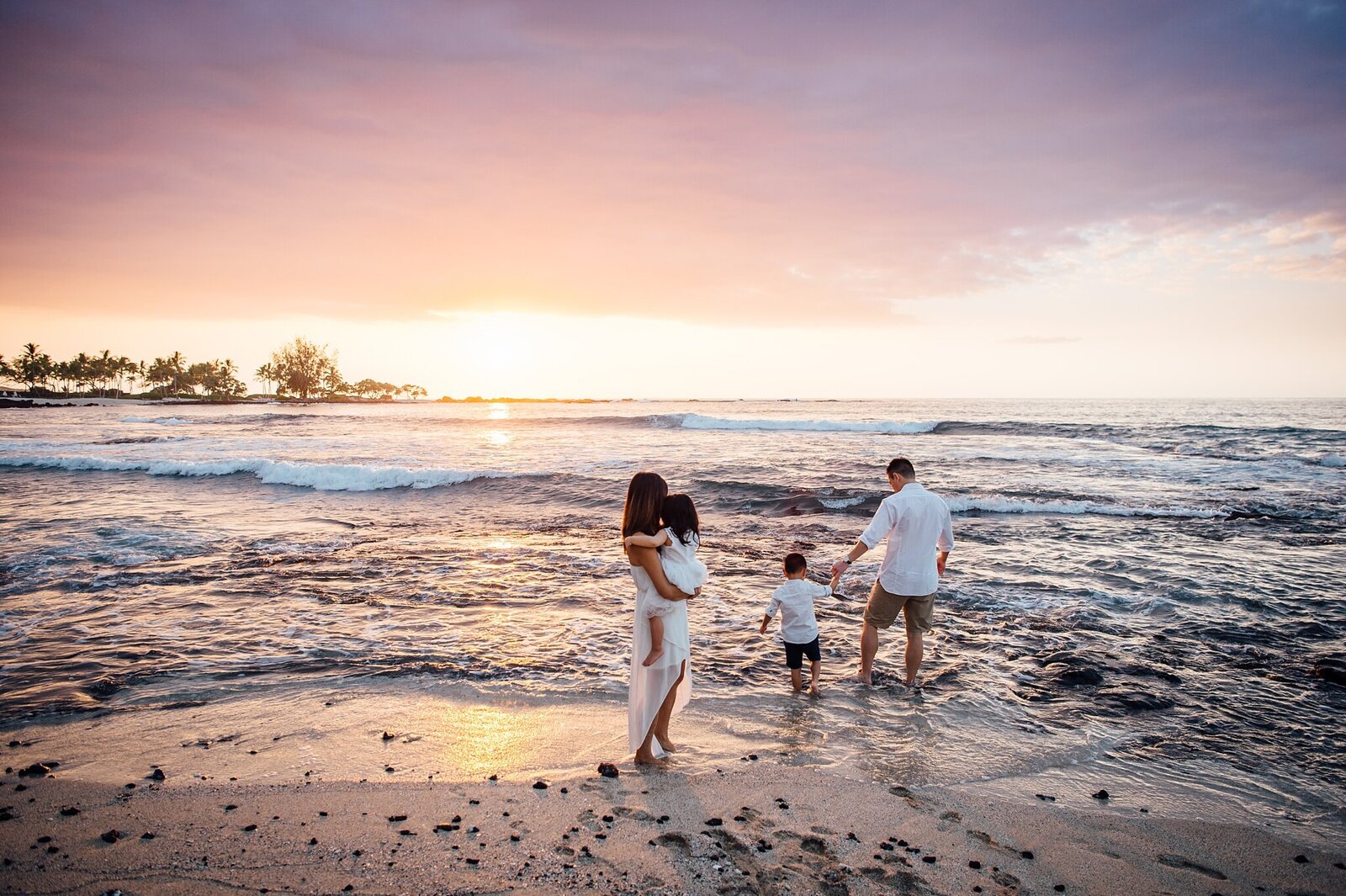 family watching the stunning hawaii sunset
