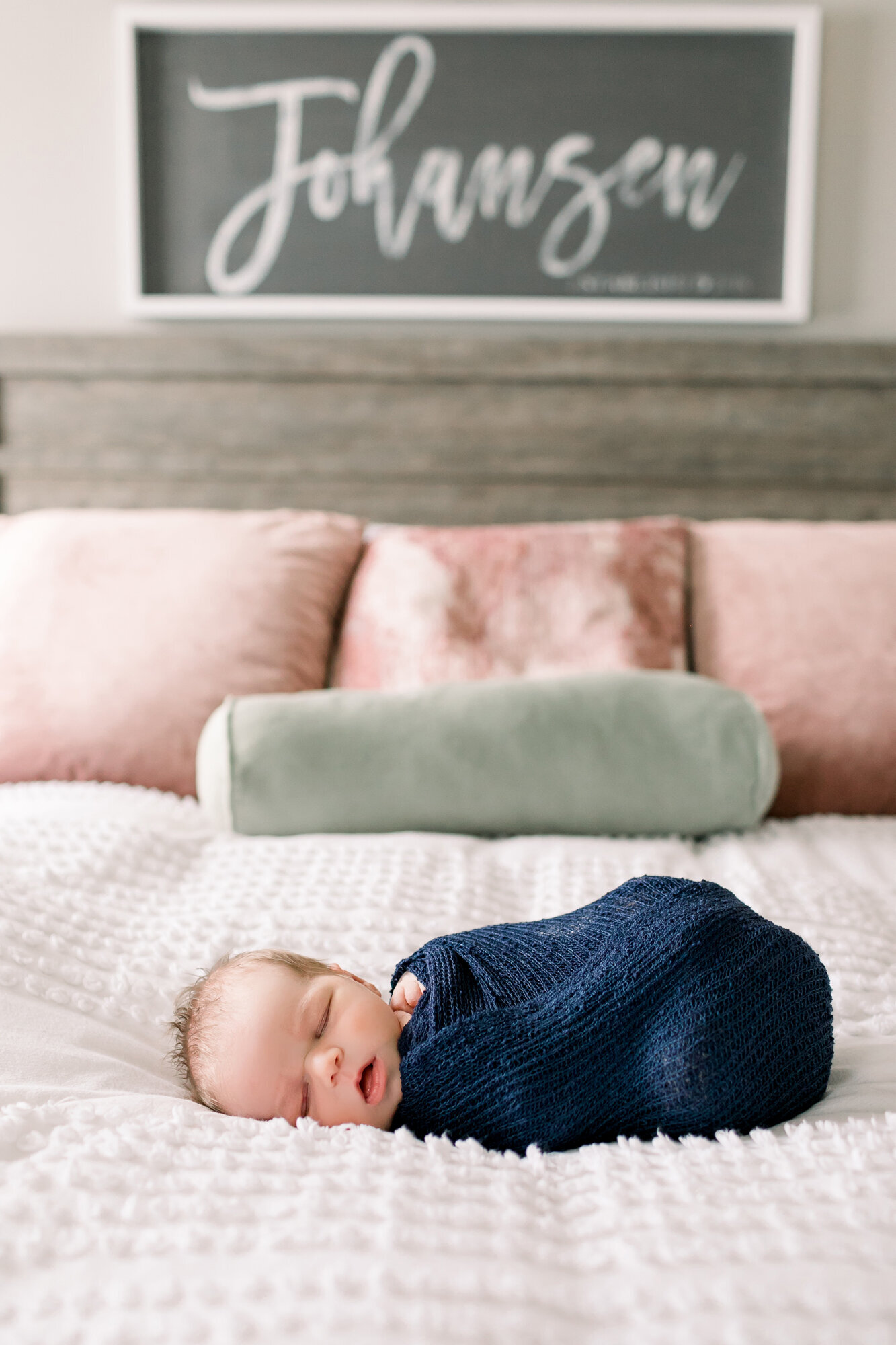 MinneapolisNewbornPhotographer_NewbornPhotographerNearMe_ChanhassenNewbornPhotographer_TwinCitiesNewbornPhotographer_1