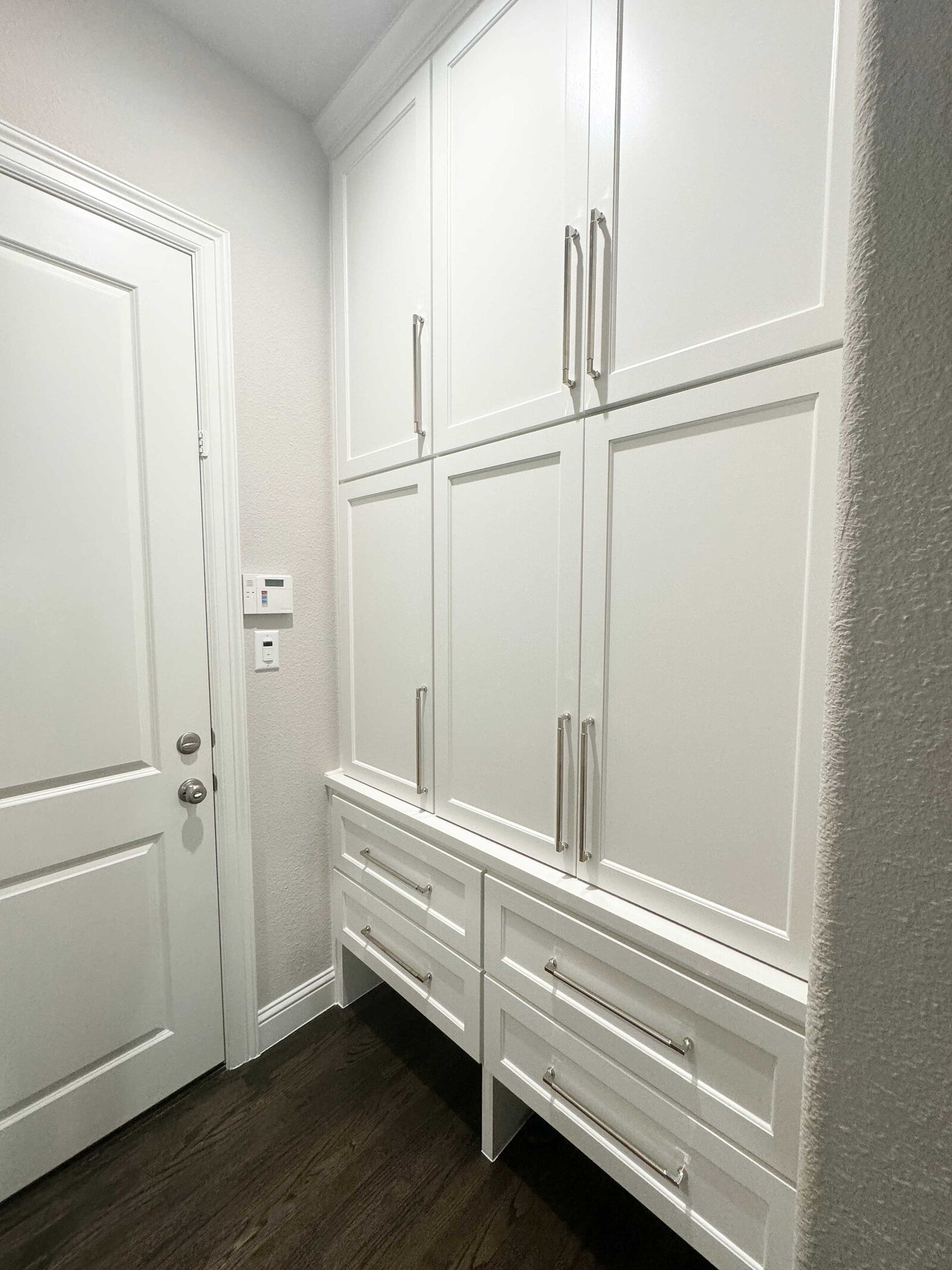 Home design renovation expert for a white children's closet, showcasing a neatly organized space with modern shelving, elegant finishes, and ample storage solutions for a functional and stylish nursery or kids' room.
