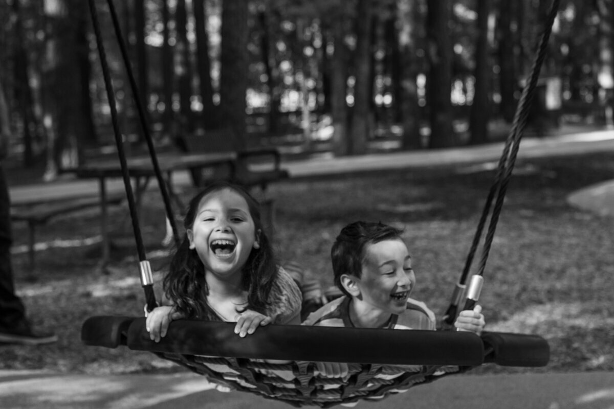 LightCreative_202404_AliciaEdward_Playground_SpringCandidPhotoSession_RaleighDocumentaryFamilyPhotographer_004_blog
