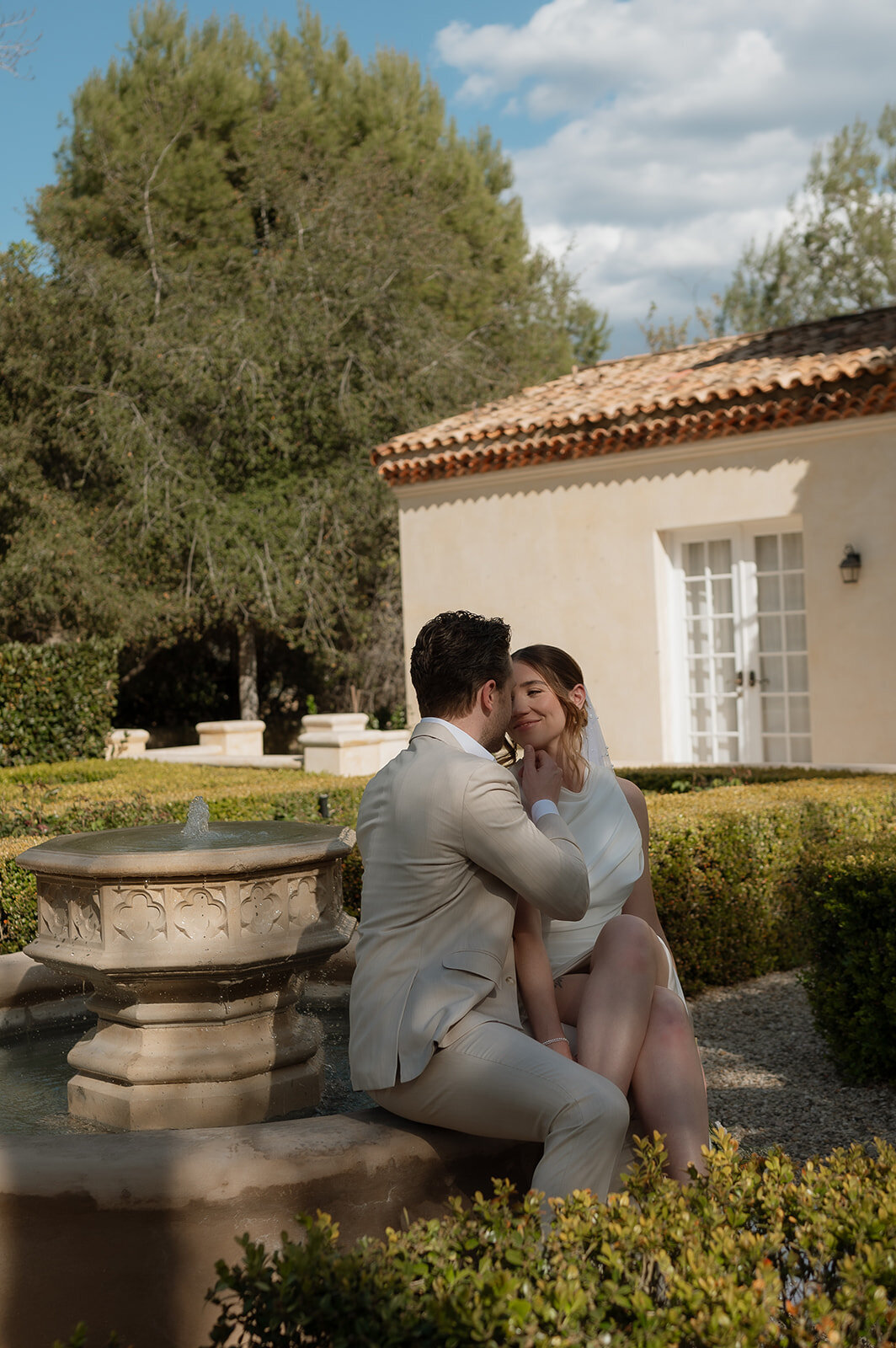 tuscan italian themed wedding photo of bride and groom kissing